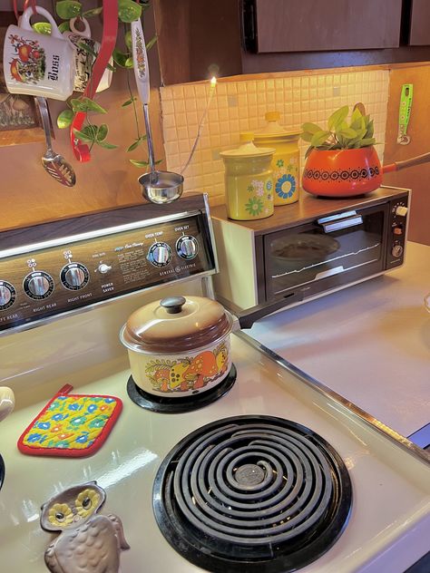 70s Kitchen Appliances, 50s Aesthetic House, 1970’s Kitchen, 1970s House Decor, 1970s Decor Living Room, 1970s House Interior, 70s Retro House, Retro House Aesthetic, 70s Home Decor 1970s Interior Design