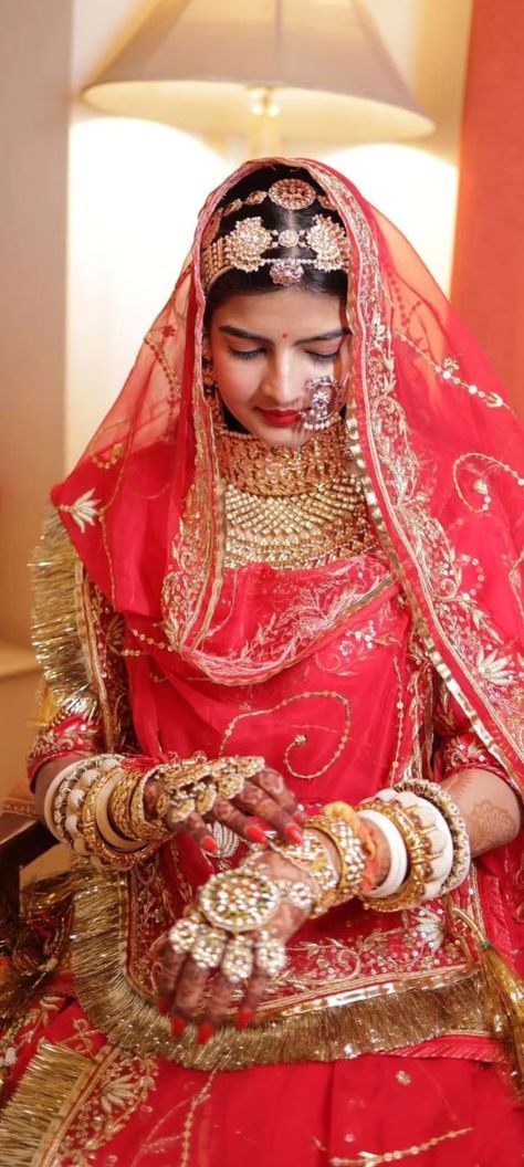 Rajput Wedding Brides, Rajputi Bride Wedding, Royal Rajputi Look, Rajput Bride, Rajputi Wedding, Rajput Wedding, Rajput Poshak, Sheesh Phool, Rajputi Culture