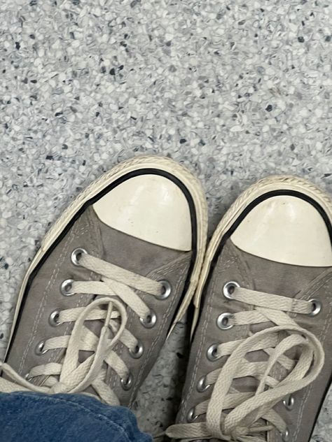 Widget Grey Aesthetic, Grey Converse Aesthetic, Vibe Shoes, Converse Aesthetic, Grey Aesthetic, Grey Converse, Aesthetic School, Birthday Inspo, Platform Converse