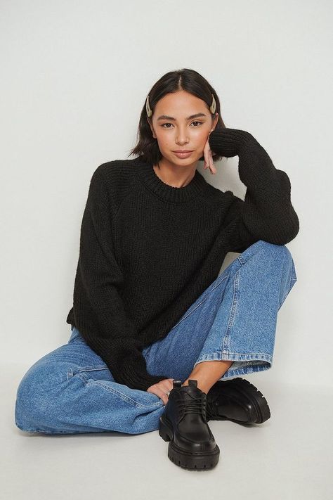 Chunky Black Cardigan Outfit, Black Crew Neck Sweater Outfit, Black Knit Sweater Outfit, Boxy Top Outfit, Black Pullover Outfit, Fitted Sweater Outfits, Black Cardigan Outfit, Crew Neck Sweater Outfit, Cropped Sweaters