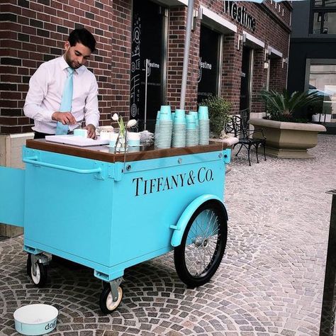 Fruit Cart Ideas, Drink Vendor Booth Ideas, Portable Food Cart, Street Vendor Cart, Coffee Booth, Market Cart, Vendor Cart, Vending Cart, Drink Business