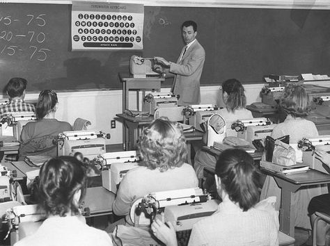 1959 - Typing Class: The latest and greatest new typewriters. Los Angeles Public Library. Learn To Type, Vintage Blog, School Daze, Vintage Los Angeles, Vintage School, School Pictures, Photo Vintage, The Old Days, Vintage Life