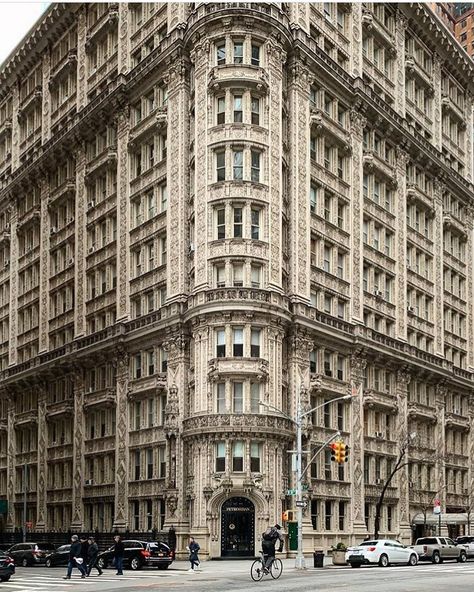 The petrossian building.. always been amazed at its architecture. 📸 @madufault Spring In Nyc, Photos Of New York City, Classic Exterior Design, Visit New York City, Midtown Manhattan, Architecture Drawing Art, Visit New York, On The Corner, Vintage New York