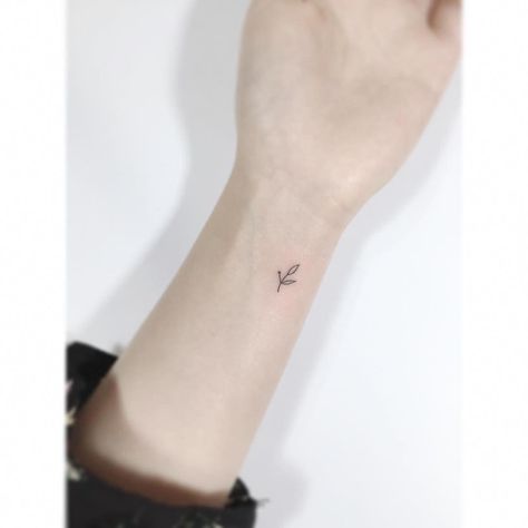 Flower wrist tattoo Cute Wrist Tattoos, Tattoo Designs Cute, Small Wrist Tattoo, Playground Tattoo, Minimalist Tattoo Meaning, Pretty Flower Tattoos, Leaves Tattoo, Wrist Tattoo Designs, Paris Tattoo