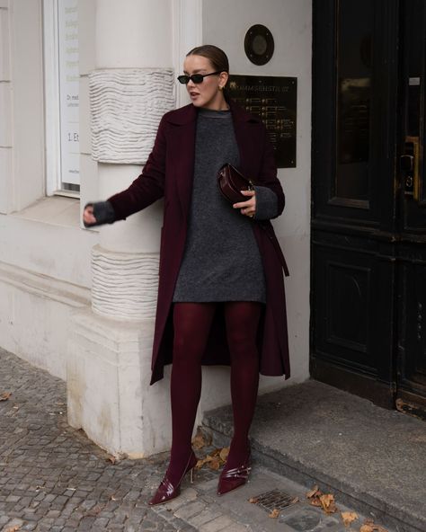 burgundy tight season is back 🍒🍷 Burgundy coat @josephfashion Grey knit @sezane Burgundy tights @calzedonia Bag @sezane #winterfashion #sezanelovers #burgundy , burgundy tights, red tights, weinrot, oxblood, sezane bag, winter outfit inspo, knitwear , grey knit , Maroon And Grey Outfit, Burgundy Chelsea Boots Outfit, Ny Winter Outfits, Burgundy Tights Outfit, Sezane Bag, Red Boots Outfit, Burgundy Tights, Burgundy Coat, Chelsea Boots Outfit