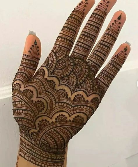 Minimalistic Mehendi Designs Front Hand, Mehendi Designs Fingers, Minimalist Mehendi Designs, Minimalist Mehendi, Henna Tattoo Design, Beautiful Simple Mehndi Design, Tattoos Henna, Palm Mehndi Design, Henna Hand