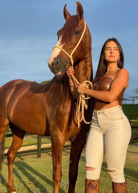 Agro Horse Riding Fashion, Foto Cowgirl, Cute Cowgirl Outfits, Cowgirl Look, Looks Country, Country Girls Outfits, Country Women, Best Photo Poses, Curvy Women Jeans