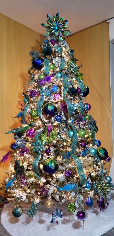 Christmas Peacock Decorations, Peacock Xmas Tree, Peacock Themed Christmas Tree, Peacock Tree Christmas, Peacock Christmas Tree Ideas, Peacock Christmas Decorations, Christmas Peacock, Theme Christmas Tree, Peacock Christmas Tree