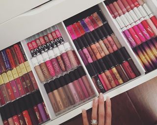 This perfectly organised lipstick collection. | 17 Pictures That Will Intensely Satisfy Anyone Obsessed With Makeup Koleksi Makeup, Penyimpanan Makeup, Rangement Makeup, Makeup Collection Goals, Alat Makeup, Smink Inspiration, Makeup Rooms, Makeup Guide, Lipstick Collection