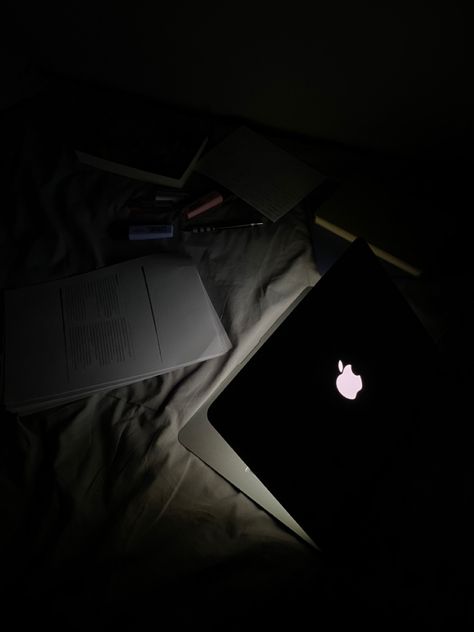 Laptop Aesthetic Dark, Macbook Black, Fake Photo Sick, Beach Instagram Pictures, Free Lightroom Presets Portraits, Lightroom Presets Portrait, Chill Photos, Instagram Tutorial, New Photo Download