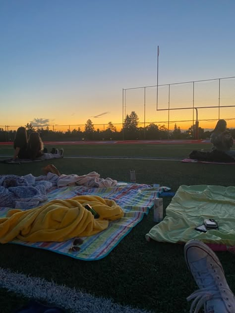 Senior Year Sunrise, Senior Sunrise Aesthetic, Senior Year Vibes, Senior Year Activities Ideas, Senior Sunrise Pictures, School Picnic Ideas, Senior Sunset Ideas, Senior Year Vision Board, Senior Year Aesthetic 2025