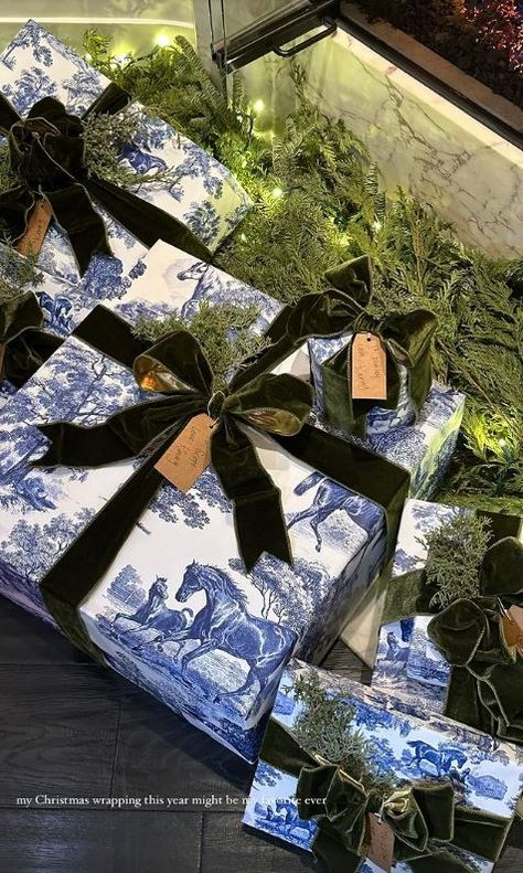 Kendall Jenner shows off over-the-top Christmas present wrapping paper and bow as fans slam family for ‘being wasteful' | The US Sun Toile Christmas, Christmas Present Wrap, Gift Wrapping Inspiration, Holiday Wrap, Christmas Gift Wrap, Gift Wrap Paper, Christmas Inspo, Holiday Gift Wrap, Christmas Wrapping Paper