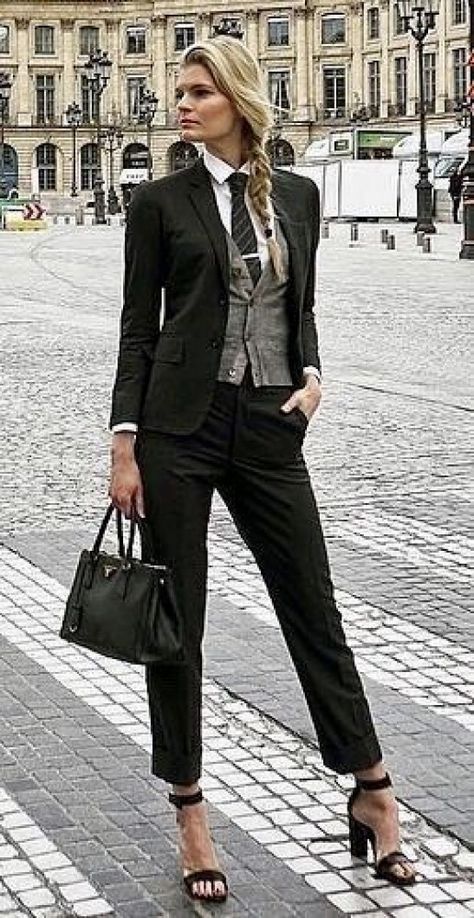 #suitvest #suit #vest #combination Womens Business Professional, Woman In Suit, Womens Suits Business, Vest And Tie, Womens Dress Suits, Business Suit, Looks Chic, Professional Outfits, Business Attire