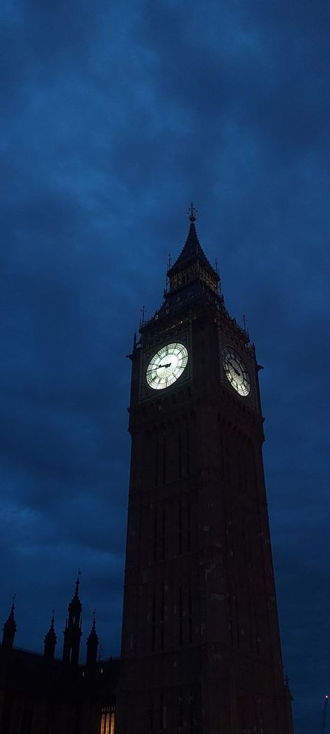 Big Ben London City Night Wallpaper, Iphone Wallpaper Night Vibes, London Landscape Wallpaper, London Lockscreen Aesthetic, Dark London Wallpaper, British Wallpaper Aesthetic, Aesthetic Places London, London Rain Wallpaper, London Aesthetic Wallpaper Iphone