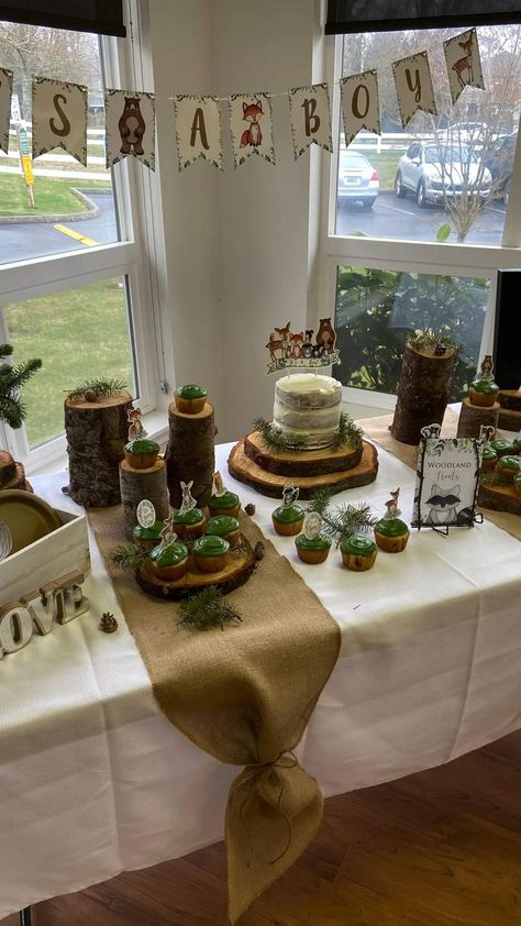 Woodland Baby Shower Centerpieces, Forest Baby Shower Theme, Woodsy Baby Showers, Bos Baby, Grizzy And The Lemmings, Forest Animal Baby Shower, Woodland Creatures Baby Shower, Woodland Baby Shower Decorations, Forest Baby Showers