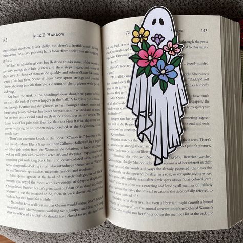 This Ghostie Bookmark is perfect for the reader with a spooky but cute vibe. Also great as a gift for the book lover in your life! Size: approximately 2.5" x 6" A handmade bookmark designed by me, printed on heavy cardstock, and die cut to create a seamless look. This bookmark is single sided; the back side of the bookmark will be white. Boho Bookmarks, Spooky But Cute, Spooky Bookmarks, Cute Vibe, Personalised Gifts Diy, Creative Bookmarks, Bookmark Craft, Bookmark Template, Cute Bookmarks