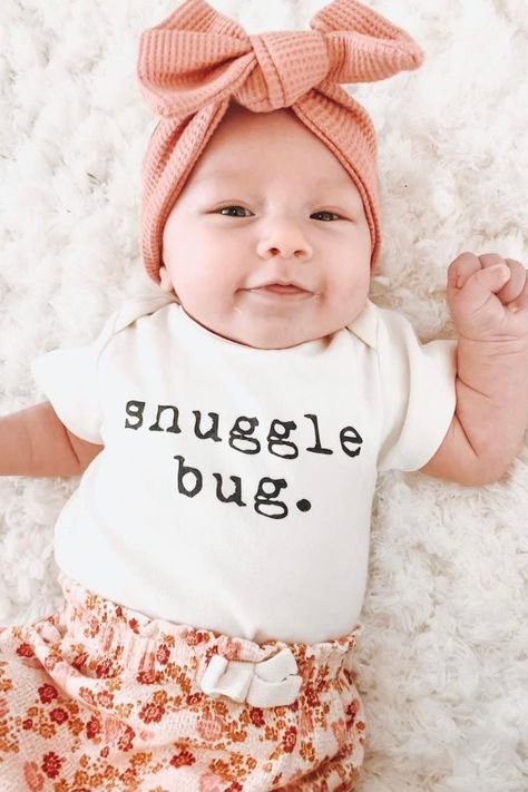 Newborn Onesie Cricut Ideas, Newborn Cricut Onesie, Diy Baby Onesies Girl, Baby Onsies Ideas Girl, Cricut Onesie Ideas, Onsies Ideas Girl, Cricut Fashion, Funny Newborn Onesies, Cricut Baby Onesie