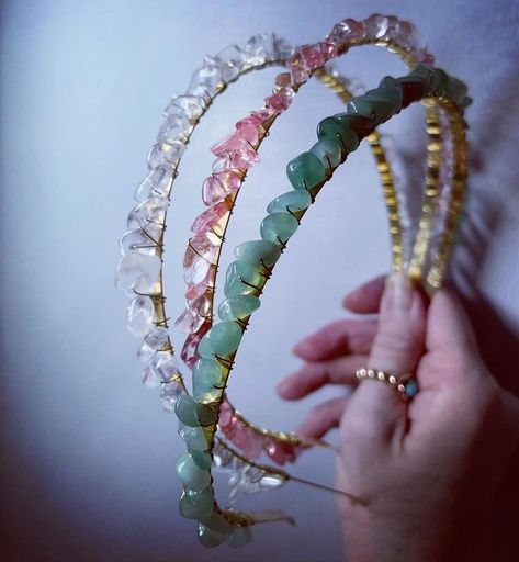 Diy Crystal Headband, Stone Hair Accessories, Crystal Hair Accessories Diy, Gemstone Hair Accessories, Hair Crystal Accessories, Hair Crystals, Crystal Jewelry Ideas, Hair Color For Morena, Crystal Hair Band