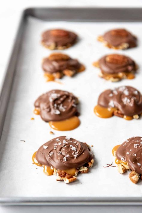 Our easy Homemade Turtles are made with chewy caramel, toasted pecans, and rich chocolate for one of the BEST Christmas candy recipes that you really can (and should!) enjoy all year round. They can be made without a candy thermometer in under 30 minutes for a fun treat that makes a great edible gift for friends and neighbors! #turtles #candy #pecans #chocolate #caramel #clusters #Christmas #holiday #easy #dessert Homemade Turtles Easy, 4h Baking Ideas, Homemade Caramel For Turtles, Turtle Recipe Using Caramels, Baked Good Christmas Gifts Holiday Treats, Pecan Turtles Recipe Caramel Candy, Christmas Desserts Gifts Boxes, Christmas Turtles Candy, Christmas Turtle Candy