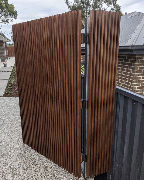 Privacy Screen Backyard, Timber Privacy Screen, Timber Screen, House Fence, Sliding Doors Exterior, Timber Gates, Timber Battens, Timber Screens, House Fence Design