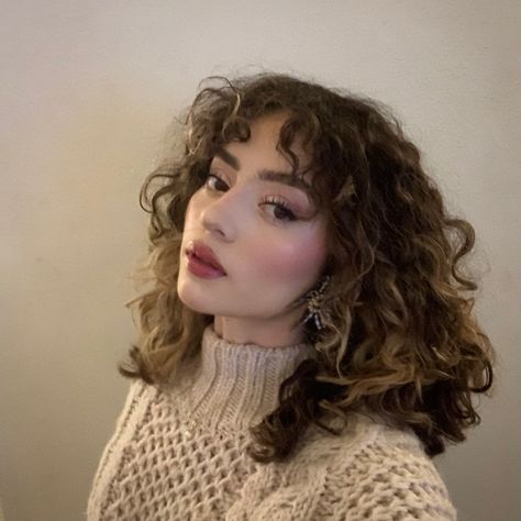 Light Brown Short Curly Hair, Curly Brown Hair Girl, Old Money Curly Hair, Glam Winter Makeup, Short Curly Hair Aesthetic, Romantic Curly Hair, Spanish Girl Aesthetic, Short Curly Brown Hair, Curly Hair Brunette