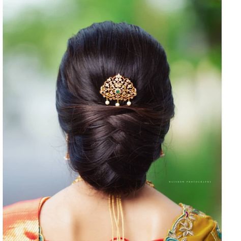 Gorgeous Messy Bun Styles Jada Billalu, Indian Bun Hairstyles, Floral Updo, Wedding Ponytail Hairstyles, Bridal Hair Decorations, Hair Style On Saree, Elegant Hairstyle, Saree Hairstyles, Bridal Hairdo