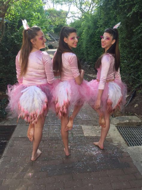 Pink flamingo costume homemade diy Flamingo Costume Diy, Pink Flamingo Costume, Flamingo Halloween Costume, Snowman Costume, Flamingo Costume, Princess Halloween Costume, Flamingo Dress, Diy Kostüm, Hallowen Costume