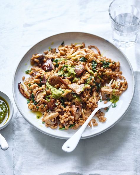 Mushroom and thyme spelt-otto | delicious. magazine Risotto Dinner Recipes, Risotto Dinner, Healthy Risotto, Cauliflower Risotto, Creamy Recipes, Risotto Recipe, Diner Recept, Midweek Meals, Low Cholesterol