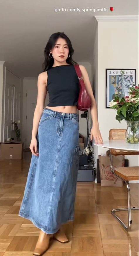 Long Denim Skirt Casual Outfit, 90s Long Denim Skirt, Maxi Skirt Outfit Jean, Jean Skirt Maxi Outfits, Jean Skirt Work Outfits Summer, Denim Maxi Skirt Summer, Long Skirt Outfits 90s, Long Jean Skirt Aesthetic, Maxi Jeans Skirt Outfit Aesthetic