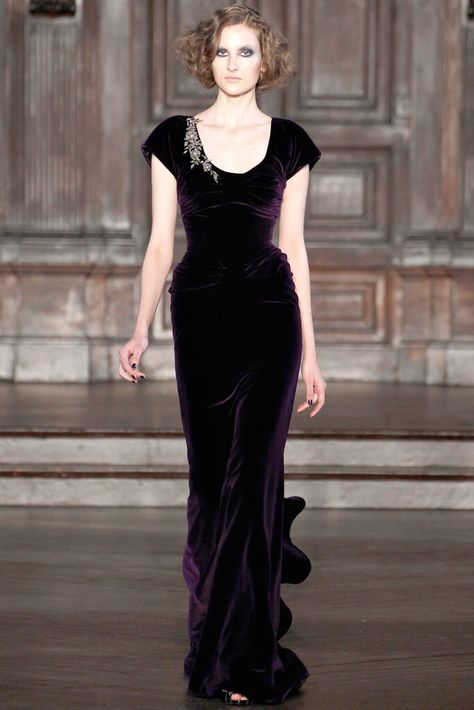 L'Wren Scott Fall 2012 Ready-to-Wear Fashion Show Collection: See the complete L'Wren Scott Fall 2012 Ready-to-Wear collection. Look 33 L'wren Scott, Velvet Gown, فستان سهرة, Gorgeous Gowns, Wren, Mode Inspiration, Beautiful Gowns, Purple Dress, Velvet Dress