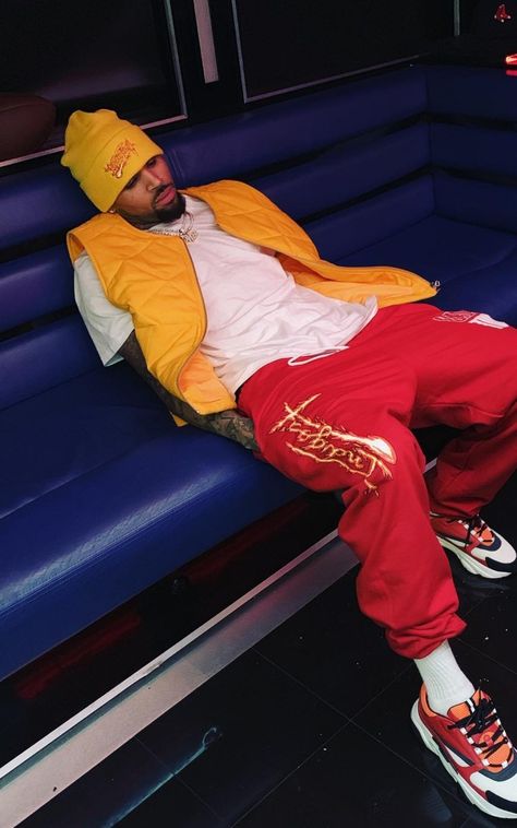 Chris Brown Fits, Chris Brown Fashion, 2000s Fashion Men, Chris Brown Photos, Chris Brown Photoshoot, Outfits For Teenage Guys, Chris Brown Outfits, Chris Brown Style, Chris Brown Pictures