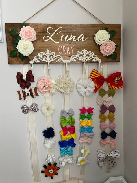 Bead Storage, Diy Hair Bow Holder, Diy Bow Holder, Diy Baby Bows, Bow Hanger, Bow Organizer, Personalized Bow, Hair Bow Holder, Hand Crafts For Kids