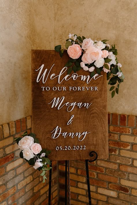 Engagement Welcome Board Ideas, Wedding Reception Board, Wedding Stage Ideas, Congratulations Flowers, Wedding Church Decor, People Celebrating, Golden Wallpaper, Reception Entrance, Wedding Welcome Board