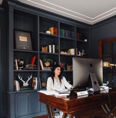 teni sur Instagram : Favorite room. 🖥📚🖋 for those interested in the paint color, it’s Calligraphy by Behr, 25% darker. #editface #officegoals #nope 😂 Calligraphy Behr Paint, Behr Calligraphy Paint, Behr Calligraphy, S Calligraphy, Masculine Home Offices, Paint Calligraphy, Dads Office, Teni Panosian, Studio In Casa