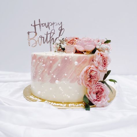 A charming cake with a white background with its beauty amplified by strokes of pink, pearls and gorgeous pink roses! If you're searching for a birthday cake for your boyfriend or girlfriend's big day, no matter if it's their 18th birthday or their 21st birthday, this birthday cake is sure to put a smile on their faces! Honeypeachsg Bakery offers the best cake delivery in Singapore! Straight to your doorstep for only $9.90, and completely free if your order is over $150! We have monthly cake ... Birthday Cake Roses, Peony Cake, Pink Birthday Cakes, 21st Birthday Cake, Cake Delivery, Pink Pearls, Simple Birthday Cake, Simple Birthday, Rose Cake