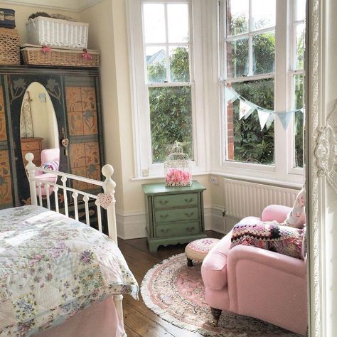 Shabby chic decor bedroom