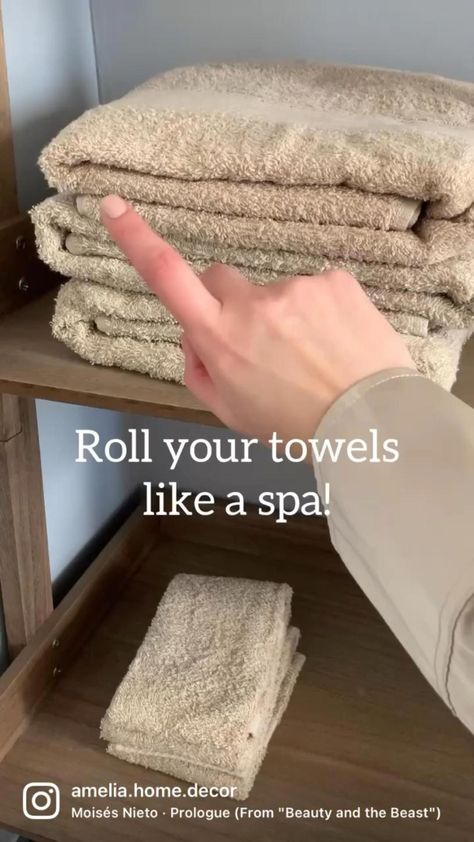 Bathroom Towel Decor, Packing Hacks Clothes, How To Roll Towels, House Organisation, How To Fold Towels, Towel Decor, Clothes Organization Diy, Diy Cleaning Hacks, Diy Home Cleaning