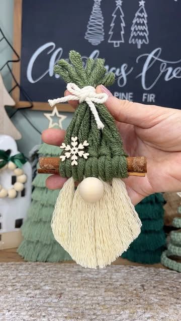 Caroline Fleming, Macrame Christmas Tree, Gnome Tutorial, Simple Macrame, Aluminum Crafts, Natural Christmas Decor, Macrame Christmas, Christmas Craft Projects, Christmas Tree Decorations Diy