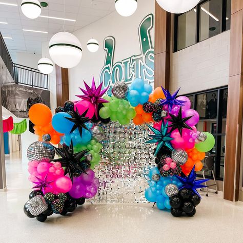 Cloverleaf HOCO 2024 Neon Nights 🪩💃🏽🕺🏽💚 Loving our sequin wall🎉 @cloverleafcolts #homecoming #highschool #hoco #homecoming2024 #neonnights #neon #fyp #schooldance #dance #balloons #bubblesandbows🎈🎀 Neon Prom Theme, Neon Balloon Arch, Homecoming Dance Decorations, Hoco 2024, Sequin Wall, Prom Theme, Neon Nights, Night Love, Diy Backdrop