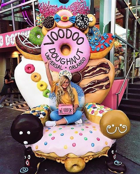 ✰ P I N T E R E S T: basicallyclaudia2 ✰    Universal Orlando Resort on Instagram: “🙌if you love #VoodooDoughnut!!! (📷: @kaitlyngladde)” Universal City Walk, Universal Studios Orlando Trip, Couples Disney, Voodoo Doughnut, Disney Cute, Disney Photo Ideas, Orlando Travel, Disney Orlando, Universal Orlando Resort