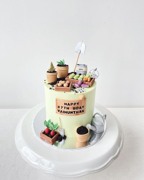 Gardening Cakes Birthday For Men, Garden Design Cake, Gardening Cake For Men, Gardening Cakes For Women, Gardening Birthday Cake, Plants Cake Design, Plant Cake Design Birthday, Birthday Cake Garden Theme, Plant Birthday Cakes