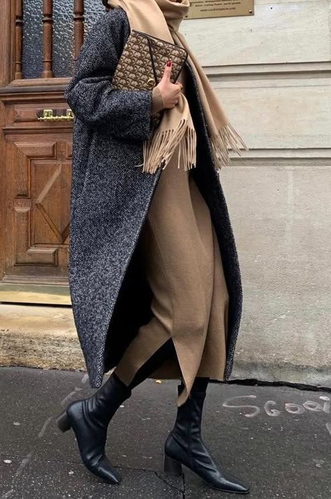 Minimalistic Outfits, Herringbone Coat, Winter Work, Coat Outfit, Moda Chic, Looks Street Style, Outfit Trends, Street Style Inspiration, Looks Chic