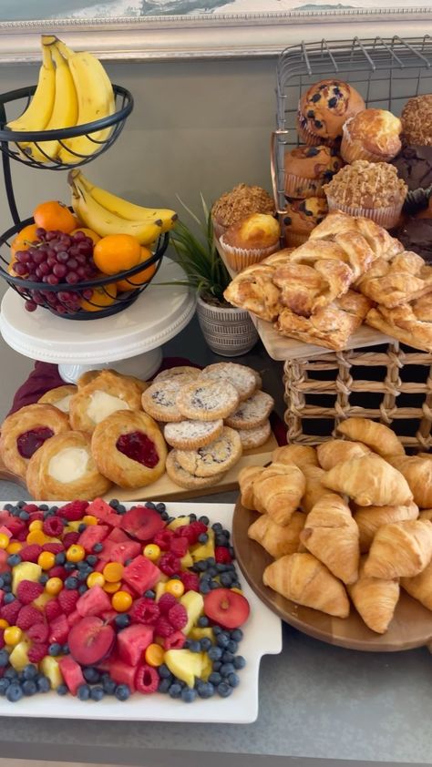 Breakfast Bar Buffet, Birthday Brunch Party Food, Breakfast Ideas For Office Party, Essen, Breakfast Bar For Guests, Croissant Brunch Bar, Sleepover Brunch Ideas, Coffee And Pastry Bar Ideas, Breakfast Food Bar Ideas