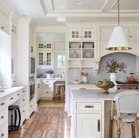 Beautiful Traditional Kitchens, Pot And Pan Display, Home Design Details, Timeless Kitchen Ideas, Boston Design, Beautiful Kitchen Designs, Timeless Kitchen, Casa Vintage, House Photography