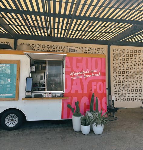 Taco Food Truck Aesthetic, Cute Food Trailer, Baked Potato Food Truck, Food Truck With Seating, Smoothie Truck Ideas, Mini Food Truck Ideas, Taco Truck Aesthetic, Mexican Food Truck Design, Acai Truck