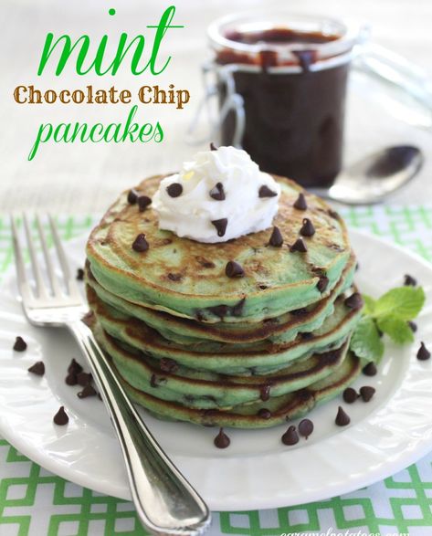 mint chocolate chip pancakes 040 Chocolate Chip Pancakes Recipe, Green Pancakes, Mint Recipes, Mint Chocolate Chip, Chocolate Chip Pancakes, Tasty Pancakes, Läcker Mat, Hot Fudge, Mint Chocolate Chips