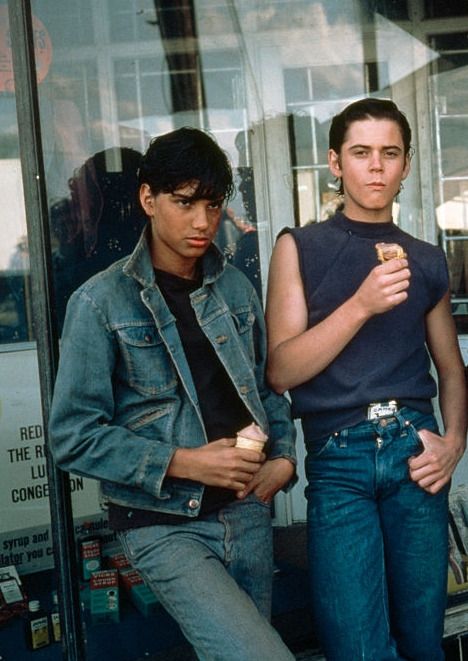 The Outsiders Ponyboy, Ralph Macchio The Outsiders, The Outsiders Imagines, Outsiders Movie, The Outsiders Cast, 80s Actors, The Outsiders Greasers, The Outsiders 1983, 80s Men