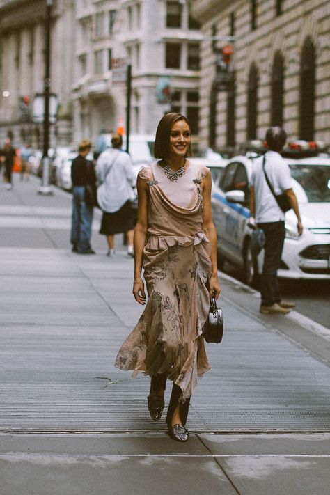 2024 Street Style, Street Style Spring, Casual Glam, Street Style Photos, Nyfw Street Style, Street Snap, Muted Tones, The Best Street Style, Style Looks