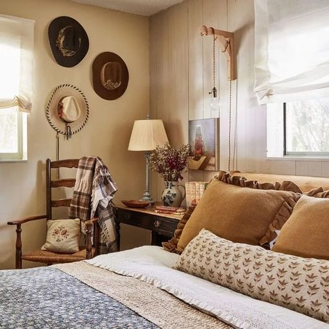 18 Western Bedroom Ideas I love and So Will You! Western Style Bedroom Ideas, Western Style Bedroom, Modern Western Bedroom, Western Bedroom Ideas, Vintage Western Decor, Style Bedroom Ideas, Western Bedrooms, Reclaimed Wood Decor, Unique Nightstand