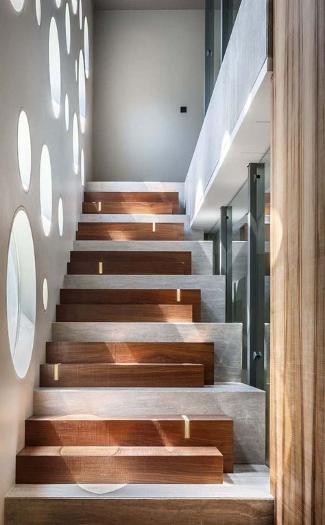 modern interior staircase from concrete and wood home design ideas Stairs Lighting Ideas, Stairs Lighting, Stair Brackets, Rustic Stairs, Concrete Staircase, Stairs In Living Room, Stair Rail, Escalier Design, Exterior Stairs